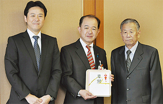 菅会長（右）と菅社長（左）が遠藤市長に手渡した