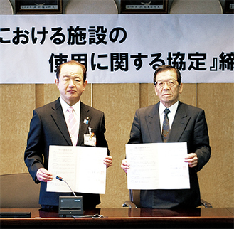 協定に調印した遠藤市長と三蔵商事（株）の頼住取締役（右）