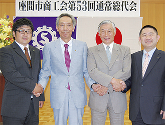 写真左から佐藤理事、澤田勝可副会長、大塚会長、小野副会長。商工会の発展へ固い握手を交わした