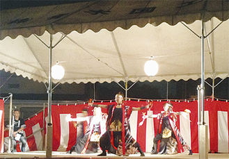 ７日の例大祭では、仮設舞台が設置された