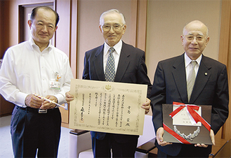 寺島さん（中央）は、創作パートナーの前田さん（右）とともに遠藤市長を表敬訪問した