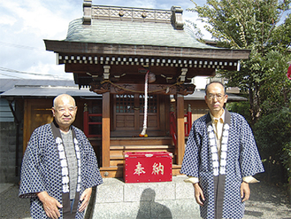 大塚さん（左）と、氏子総代の野口敬二さん（64歳）