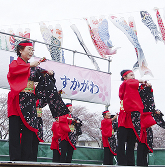 須賀川のよさこい団体と共演する、ひばり鳴子隊※写真は2012年のもの