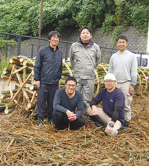 須賀川から訪れた関根さん（後列中央）と田子さん（前列左）