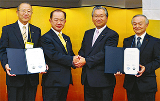 堅く握手する遠藤市長（左）と橋本市長