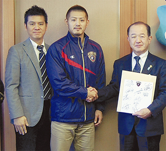 握手する遠藤市長（右）と山田選手。左は植田代表