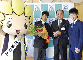 遠藤市長と固い握手を交わす尚弥選手（右）と拓真選手。ざまりんもエールをおくった
