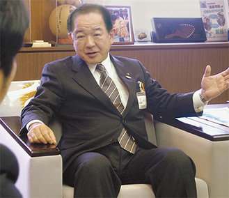 インタビューに答える遠藤三紀夫市長。井上尚弥選手やざまりんの話題にふれながら、２０１４年の街づくりについて語る。病院の開業についても言及した