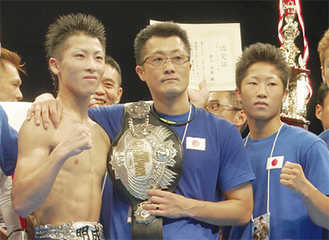 弟・拓真選手（右）の２戦目も決定。父・真吾さん（中央）と３人で、世界に挑む※写真は昨年８月の日本タイトルマッチ