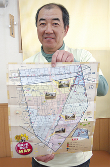 完成したマップを持つ役員の石黒宏昭さん