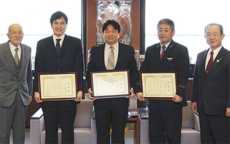 遠藤市長(右)から感謝状を受け取った齊藤さん(右から２番目)、境さん(中央)、大庭さん(左から２番目)。左は消防功労審査会の森田源養会長