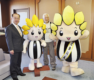 黒澤さん自ら遠藤市長（左）に木像を進呈。ざまりんも駆けつけ、喜びを露わにした