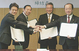 協定書を交わした。右から遠藤市長、渡辺会長、佐藤支部長、加藤支部長