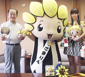吉川さん（右）に感謝を伝えるざまりんと遠藤市長