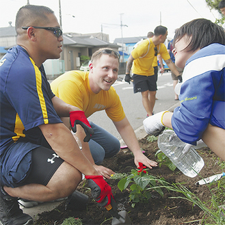 今年6月の植栽活動では、南中学校の生徒と米海軍の軍人らが協力した