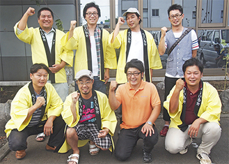 プレゼンした佐藤部長（前列中央・右）と神山実行委員長（同・左）をはじめ、快挙を喜ぶ会員たち