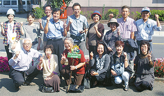 関吉会長（後列中央）をはじめ、地道な活動を続けてきたメンバー。大臣賞受賞に笑顔がこぼれる