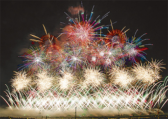 全国的に有名な「大曲の花火」※写真提供／大仙市