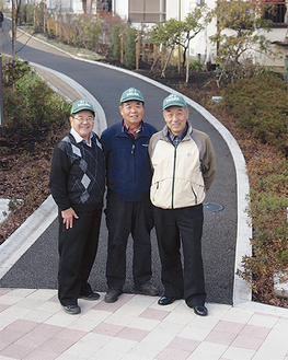 住民代表として、再生事業を手掛けてきた坂本会長（中央）、飛田昭さん（左）、天白位刀尾（いとお）さん