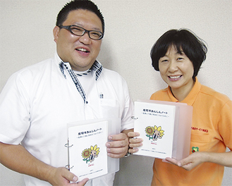 出来上がったノートを手にする高橋さん（左）と、同じく作成に携わった柏井久子さん