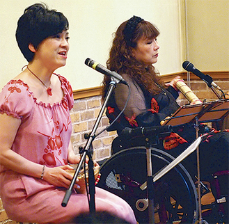 観客に歌いかけるEmmeさん（左）と萩生田さん