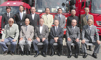 前列右２番目から澤田良一さん、熊切さん、三ツ橋さん、岩堀さん
