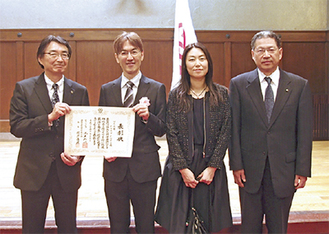 賞を受けた松尾社長（中央左）と松尾マネージャー（同右）