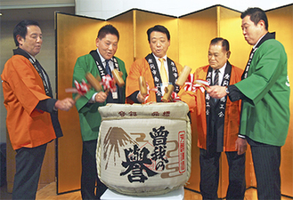 鏡開きで新年の始まりを祝った。左から伊田議長、窪工業会長、長本商工会長、中島商連会長、芥川県議