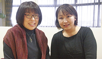 受賞を喜ぶ敷島代表（左）と福村幸江さん