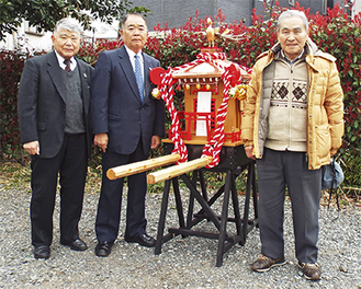 寄付者の高橋さん（右）と坂本会長（中央）、石川さん