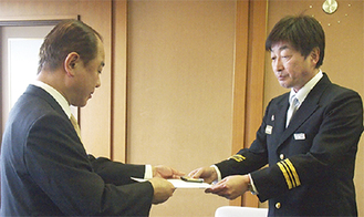 遠藤市長（左）から辞令を交付された京免氏