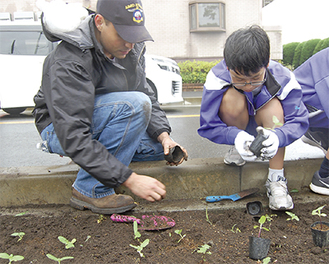 花壇に花を植える南中生徒と米軍ボランティア