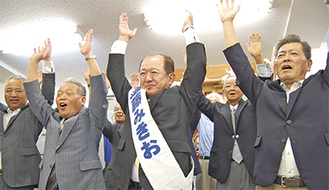 緑ケ丘の選挙事務所で、再選を喜ぶ遠藤氏（中央）と支援者ら