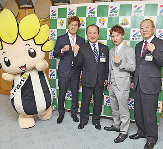 右から副市長、尚弥選手、遠藤市長、浩樹選手