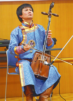 モンゴルの民族楽器・馬頭琴の演奏も