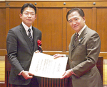 賞状を受け取る藤倉代表（左）