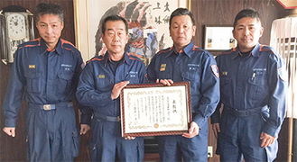 落合勝男消防長（右から2人目）に受賞を報告する（右から）三本さん、板倉さん、宮野さん
