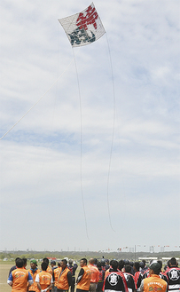 約120メートル上空を舞う大凧