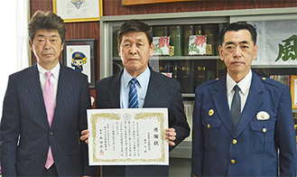 右から春田署長、横田さん、加藤代表取締役