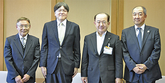 遠藤市長（左から３人目）を訪問した内藤会長（同２人目）と戸津副会長（同１人目）、石黒さん