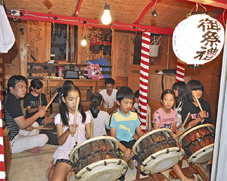 暑い中太鼓の練習を続ける保存会のメンバー