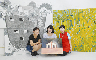 右から伊藤さん、西川さん、米田さんとそれぞれの作品