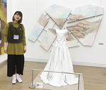 松島さんと作品＝本人提供