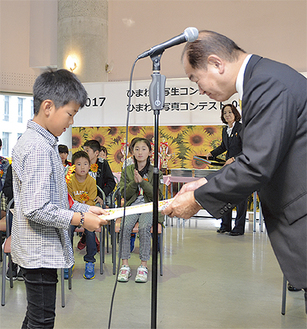 遠藤三紀夫市長（右）から表彰状を手渡される受賞者
