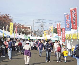 会場に並ぶ模擬店＝昨年