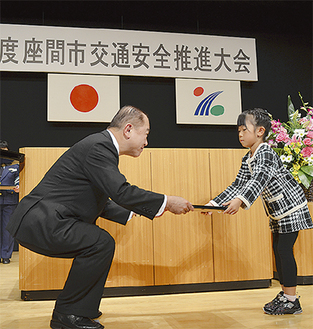 遠藤市長（左）から表彰状を受け取る受賞者