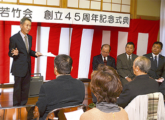 式典で挨拶する松村会長（左）