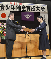 市民13人を称える