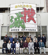 座間署に２間凧寄贈