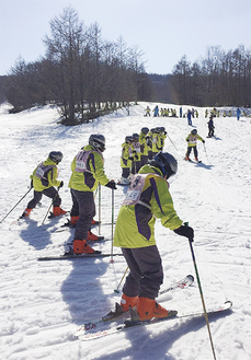 スキーを楽しむ児童＝須賀川青年会議所提供